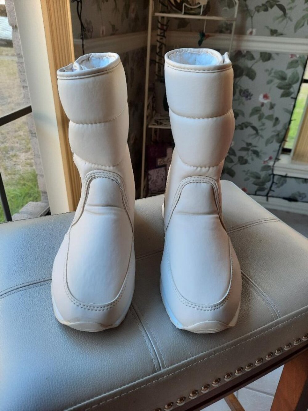 Women's Ski Snow Boots Size 8 NEW